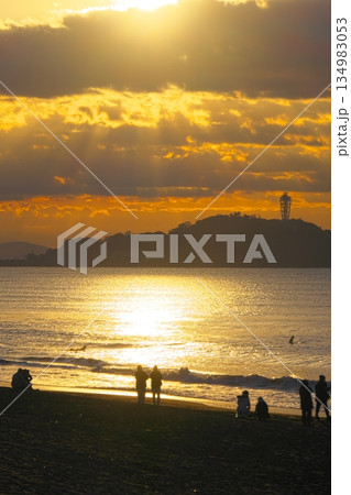 令和8年元日の朝陽に輝く湘南の海 雲間から伸びる光芒 令和8年元日の朝陽に輝く湘南の海 雲間から伸びる光芒 134983053