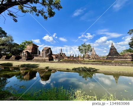 スコータイ歴史公園内のワット・マハタートの鏡面現象 134983066