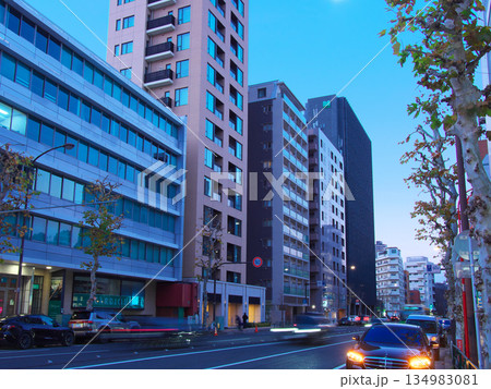 2025年大晦日の夕暮れの外苑西通り（広尾）　都市景観（2025年12月） 134983081