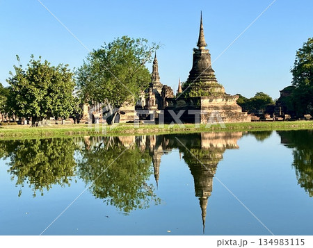 世界遺産スコータイ歴史公園遺跡の鏡面現象 134983115