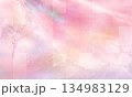やわらかなパステルピンクの抽象グラデーション背景 光の流れときらめきを含む汎用デザイン素材 134983129