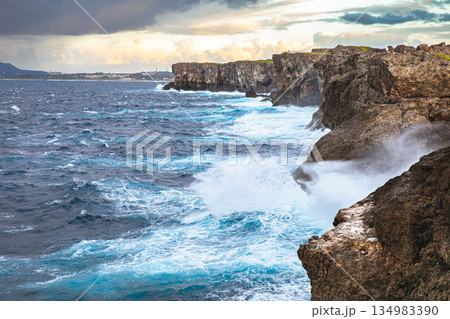 残波岬の壮大な絶壁 134983390