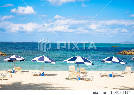 青い空と海　海水浴イメージ 134983394