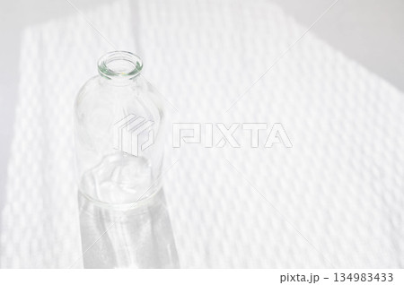 陽射し差し込む窓辺とガラス瓶 陽射し差し込む窓辺とガラス瓶 134983433