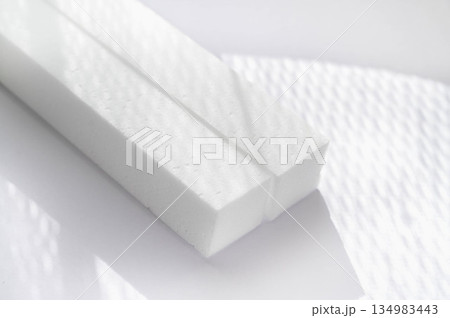 光が差し込む窓辺とメラミンスポンジ 134983443