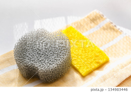 光が差し込む窓辺とスポンジ 134983446