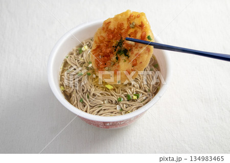 天ぷらを乗せたカップ麺の蕎麦 天ぷらを乗せたカップ麺の蕎麦 134983465