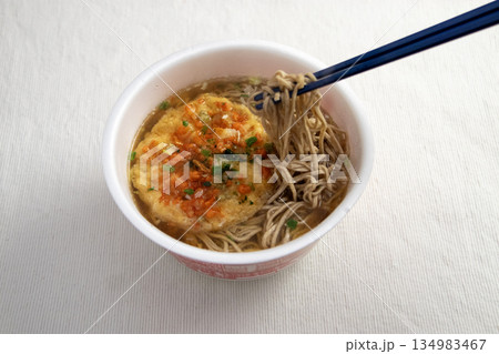 天ぷらを乗せたカップ麺の蕎麦 天ぷらを乗せたカップ麺の蕎麦 134983467