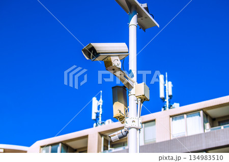 日本の横浜都市景観 街角の防犯カメラ。青空に映える防犯カメラなどを望む…、新時代へ＝横浜市内 134983510