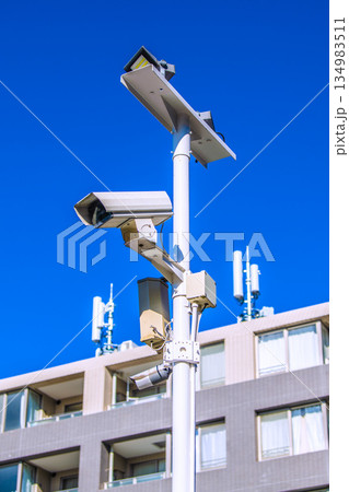 日本の横浜都市景観 街角の防犯カメラ。青空に映える防犯カメラなどを望む…、新時代へ＝横浜市内 134983511