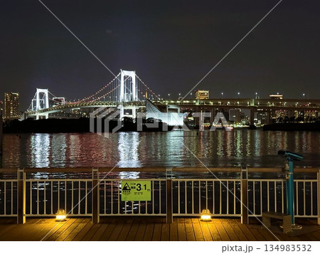 ライトアップされたレインボーブリッジ 夜のお台場から見た景色 東京湾と摩天楼 ライトアップされたレインボーブリッジ 夜のお台場から見た景色 東京湾と摩天楼 134983532