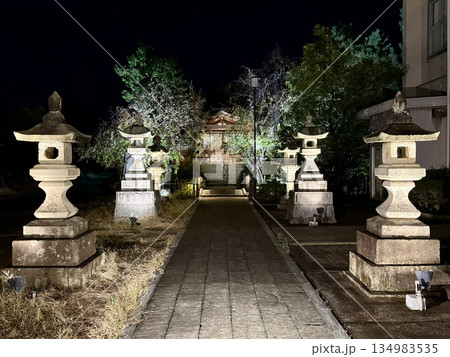 灯篭のある風景	夜の二面温泉薬師堂　福井県あわら市 134983535