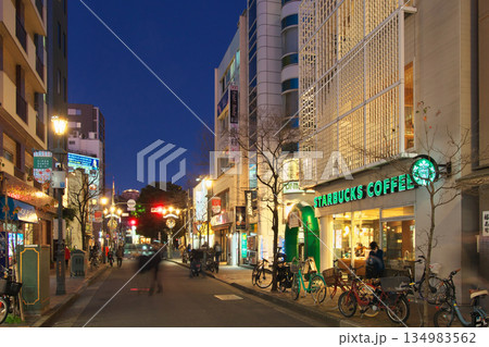 賑わう年末の夕暮れの広尾散歩通り　　都市景観（2025年12月） 134983562
