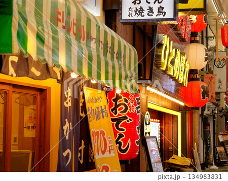 夕暮れの大阪梅田 お初天神通り商店街 134983831