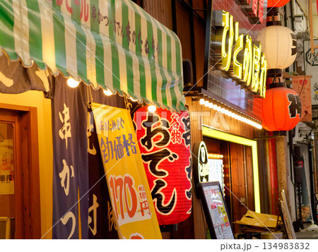 夕暮れの大阪梅田 お初天神通り商店街 夕暮れの大阪梅田 お初天神通り商店街 134983832