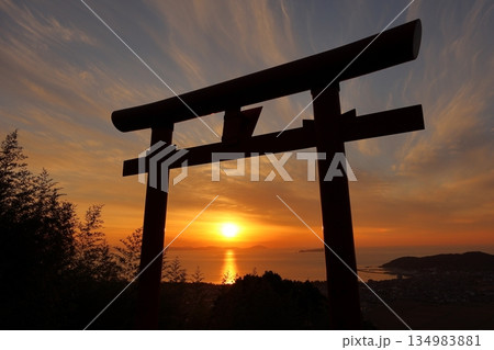福岡県福津市の在自山の展望台の鳥居と夕陽 福岡県福津市の在自山の展望台の鳥居と夕陽 134983881
