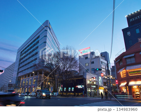 広尾夕景 - 年末の夕暮れの広尾橋交差点     都市景観（2025年12月） 134983960