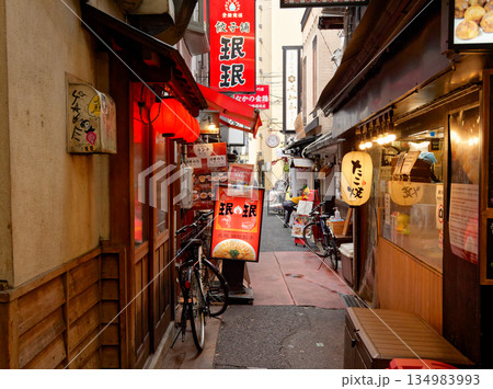 夕暮れの大阪梅田 お初天神通り商店街の路地裏 夕暮れの大阪梅田 お初天神通り商店街の路地裏 134983993