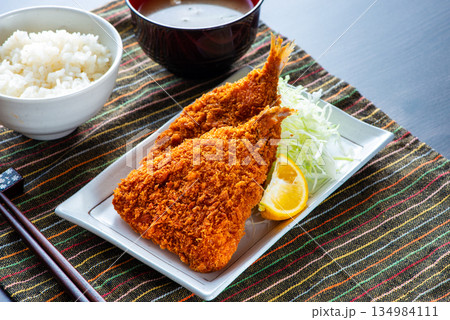 皿に乗ったアジフライ 134984111