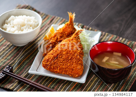 皿に乗ったアジフライ 皿に乗ったアジフライ 134984117