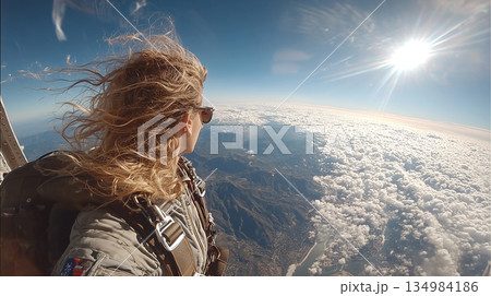 雲海の上を見下ろすスカイダイバーの視点　高度一万メートルの絶景 134984186