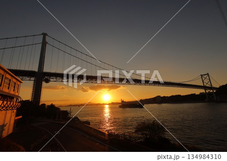 福岡県北九州市門司区の関門橋と夕陽 福岡県北九州市門司区の関門橋と夕陽 134984310