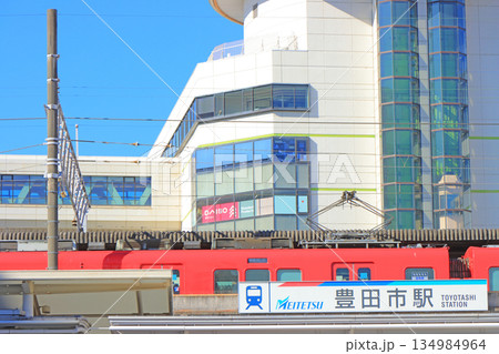 愛知県豊田市、名鉄豊田市駅に停車する電車の風景 134984964