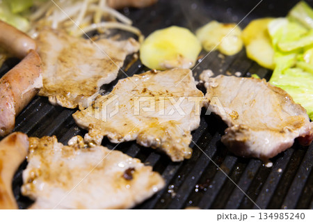 おいしいホットプレートでの豚肉焼き肉 134985240