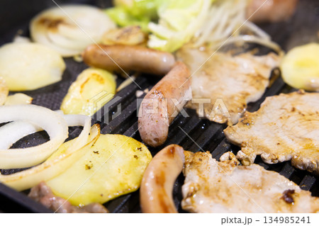 おいしいホットプレートでの豚肉焼き肉 おいしいホットプレートでの豚肉焼き肉 134985241