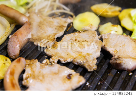 おいしいホットプレートでの豚肉焼き肉 134985242