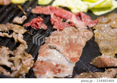 おいしいホットプレートでの豚肉鉄板焼き 134985469