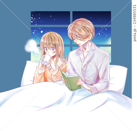 ベッドで本を読む男性と飲み物を飲む女性　パジャマ　窓 134985531