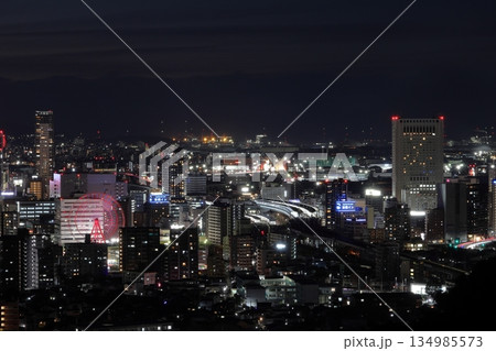 福岡県北九州市の夜景（小倉駅方面） 134985573