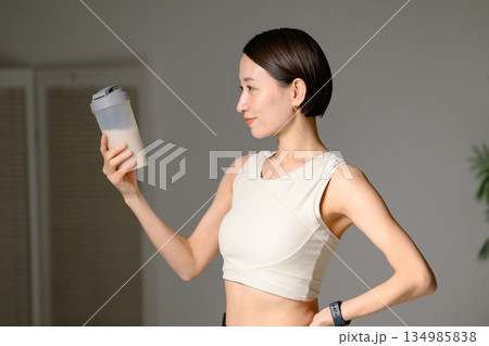 プロテインを飲む女性 プロテインを飲む女性 134985838