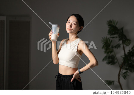 プロテインを飲む女性 プロテインを飲む女性 134985840
