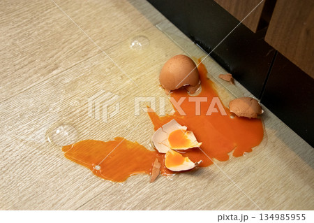 床に落として割れた生卵 134985955
