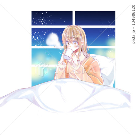 ベッドの上で温かい飲み物を飲む女性 パジャマ 窓 夜 ベッドの上で温かい飲み物を飲む女性 パジャマ 窓 夜 134986120