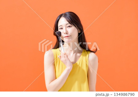 メイクブラシを持った女性 134986790