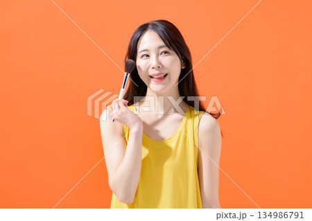 メイクブラシを持った女性 134986791