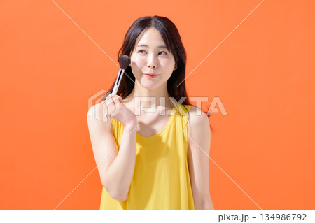 メイクブラシを持った女性 134986792