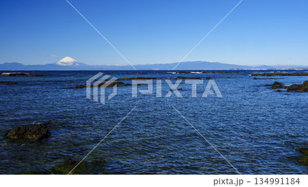 横須賀市長井漁港から見た富士山 134991184