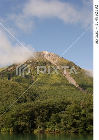 湖畔から見上げる山頂の雄大な眺め 134992392