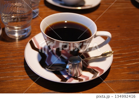 木製カウンターに並ぶホットコーヒーの一杯 木製カウンターに並ぶホットコーヒーの一杯 134992416