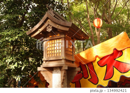 森の小祠と夜祭の屋台風景 森の小祠と夜祭の屋台風景 134992421