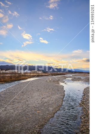 高瀬川と日の出【北安曇郡池田町】 134993201