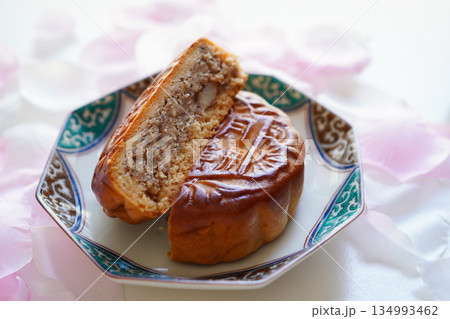 伍仁月餅、白背景の木の実とドライフルーツをたっぷり包んだ月餅	 134993462