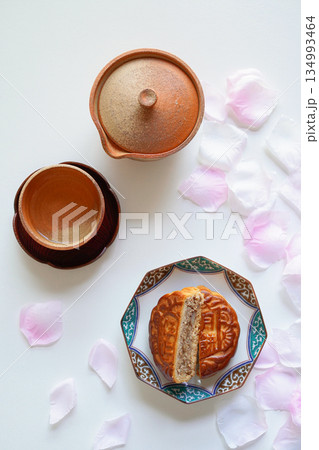 伍仁月餅、木の実とドライフルーツをたっぷり包んだ月餅とお茶 俯瞰撮影 伍仁月餅、木の実とドライフルーツをたっぷり包んだ月餅とお茶 俯瞰撮影 134993464
