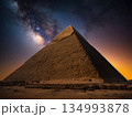 星空とエジプトのピラミッド 134993878