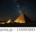星空とエジプトのピラミッド 134993883