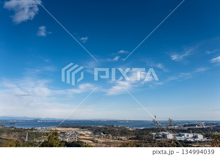 静岡県湖西市を手前に浜名湖と浜松市を望む俯瞰風景 134994039